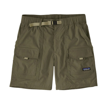 Patagonia Outdoor Everyday Shorts 6" Basin Green planos: shorts cargo verde oliva con cinturón integrado beige, dos bolsillos cargo frontales con solapa y parche logo P-6.