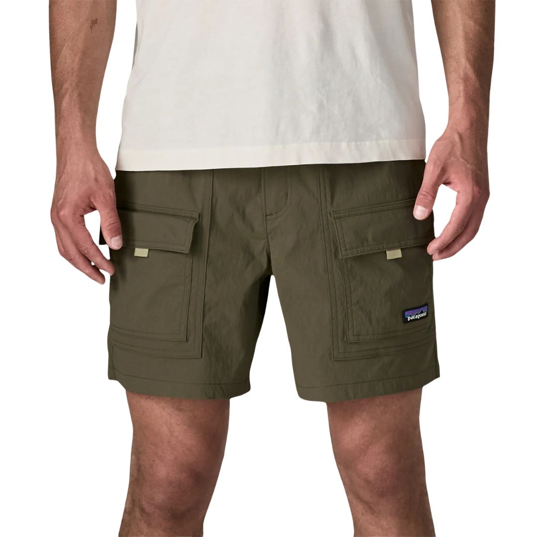 Patagonia Outdoor Everyday Shorts 6" color Basin Green, vista frontal: bolsillos cargo con solapa y cierre hook-and-loop, parche logo P-6, tejido nylon reciclado NetPlus®.