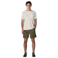 Hombre con Patagonia Outdoor Everyday Shorts 6