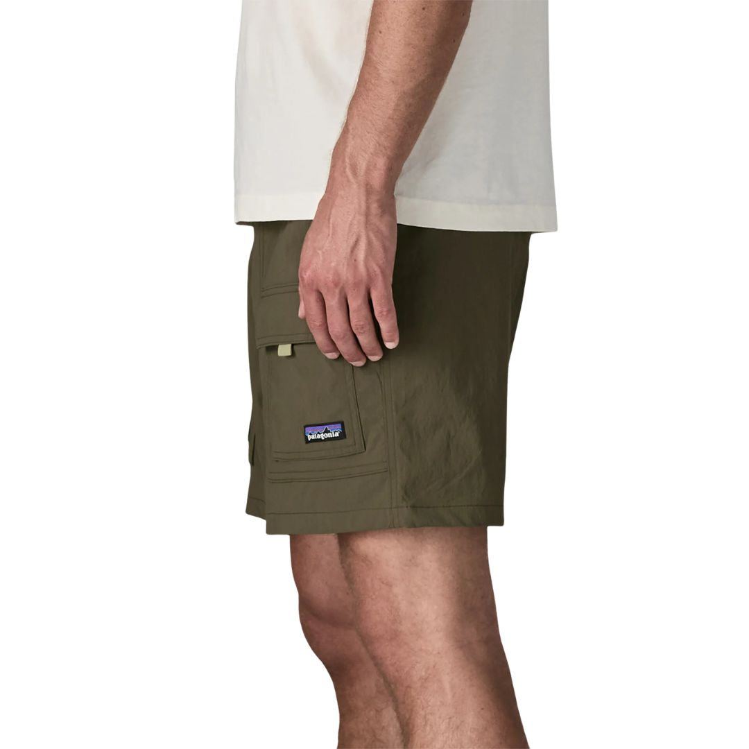 Patagonia Outdoor Everyday Shorts 6" Basin Green, lateral derecho: bolsillo cargo con solapa, tab beige de apertura y parche tejido Patagonia en nylon reciclado Basin Green.