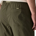 Detalle trasero de Patagonia Outdoor Everyday Shorts Basin Green: bolsillo parche con tab de cinta y cinturilla elástica en nylon NetPlus® reciclado de redes de pesca.