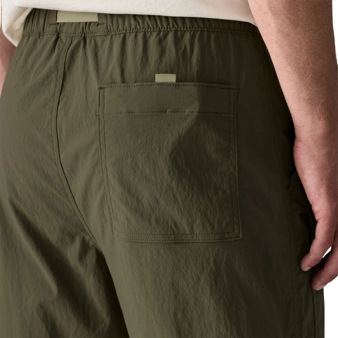 Detalle trasero de Patagonia Outdoor Everyday Shorts Basin Green: bolsillo parche con tab de cinta y cinturilla elástica en nylon NetPlus® reciclado de redes de pesca.