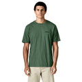Camiseta Patagonia P-6 Logo T-Shirt en verde Canopy Green, vista frontal sobre modelo, con el pequeño logotipo de texto Patagonia bordado en el pecho izquierdo.
