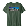 Camiseta Patagonia P-6 Logo T-Shirt en verde Canopy Green, vista de espalda sobre fondo blanco, con el logotipo P-6 de Patagonia serigrafiado en grande centrado en la parte superior.