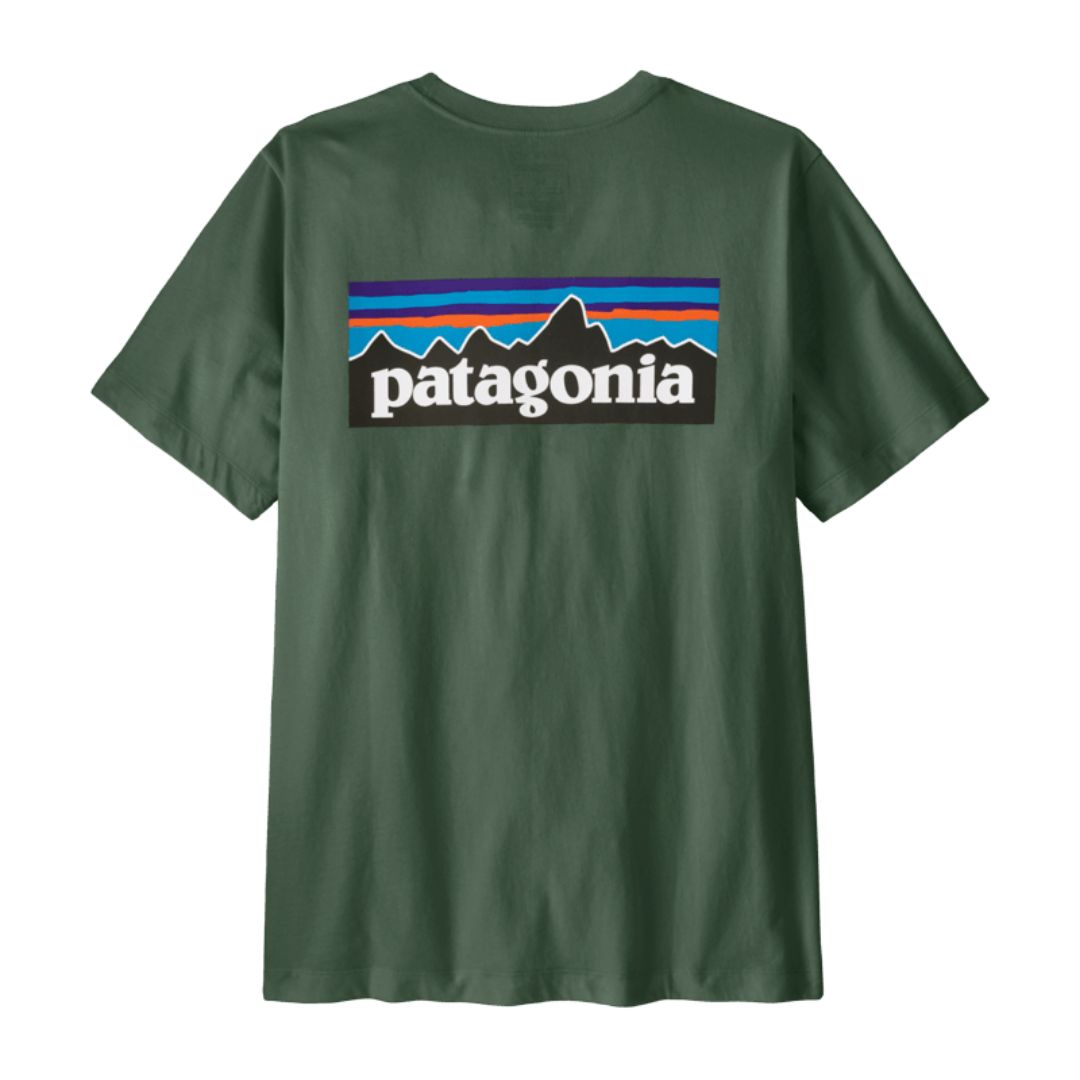 Camiseta Patagonia P-6 Logo T-Shirt en verde Canopy Green, vista de espalda sobre fondo blanco, con el logotipo P-6 de Patagonia serigrafiado en grande centrado en la parte superior.