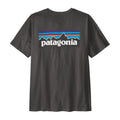 Camiseta Patagonia P-6 Logo T-Shirt en color gris antracita, vista trasera con el clásico logotipo P-6 serigrafiado en algodón orgánico y cuello canalé.