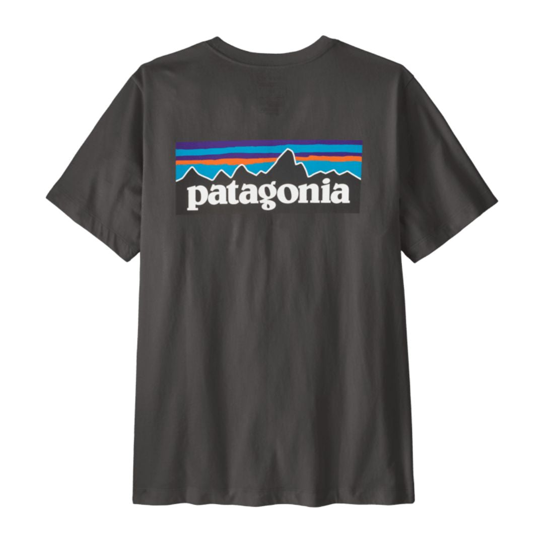 Camiseta Patagonia P-6 Logo T-Shirt en color gris antracita, vista trasera con el clásico logotipo P-6 serigrafiado en algodón orgánico y cuello canalé.
