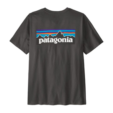 Camiseta Patagonia P-6 Logo T-Shirt en color gris antracita, vista trasera con el clásico logotipo P-6 serigrafiado en algodón orgánico y cuello canalé.