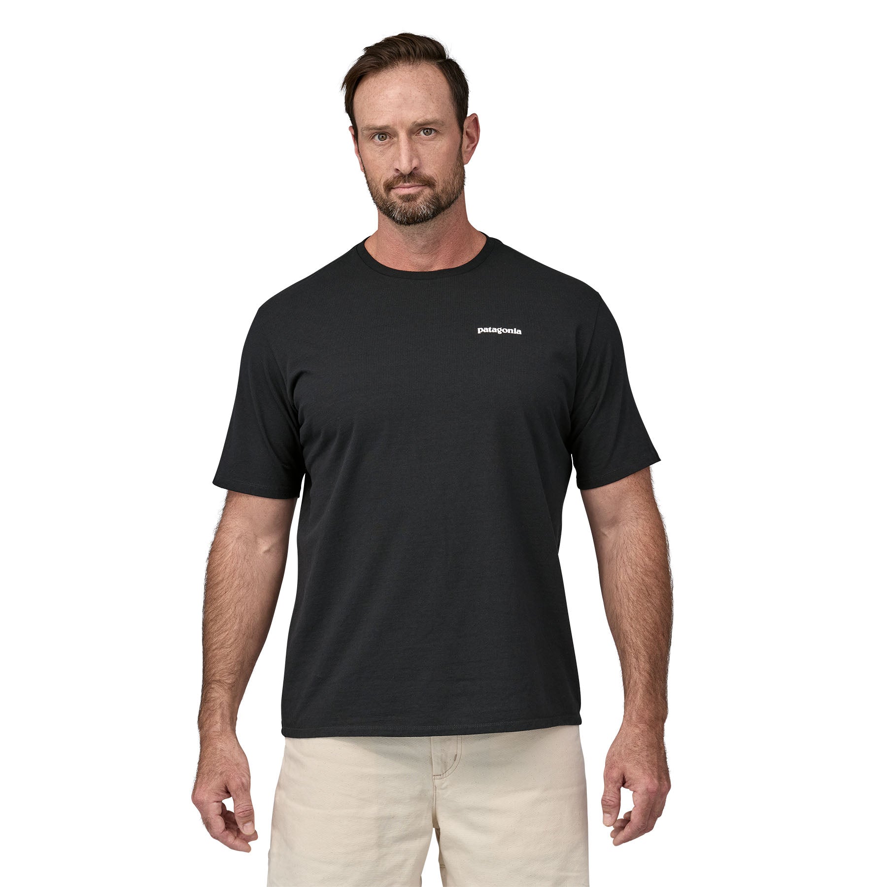 Hombre usando la camiseta negra Patagonia Men's P-6 Logo Responsibili-Tee, vista frontal.