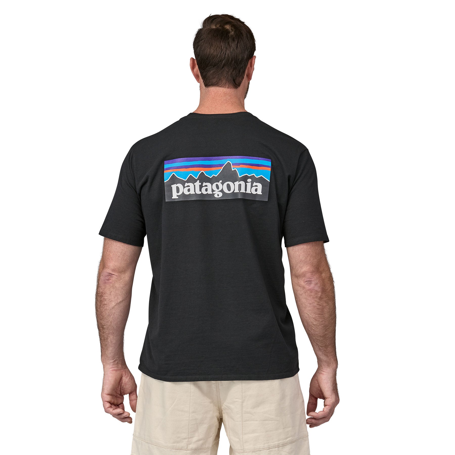 Hombre usando la camiseta negra Patagonia Men's P-6 Logo Responsibili-Tee, vista trasera con logotipo en la espalda.