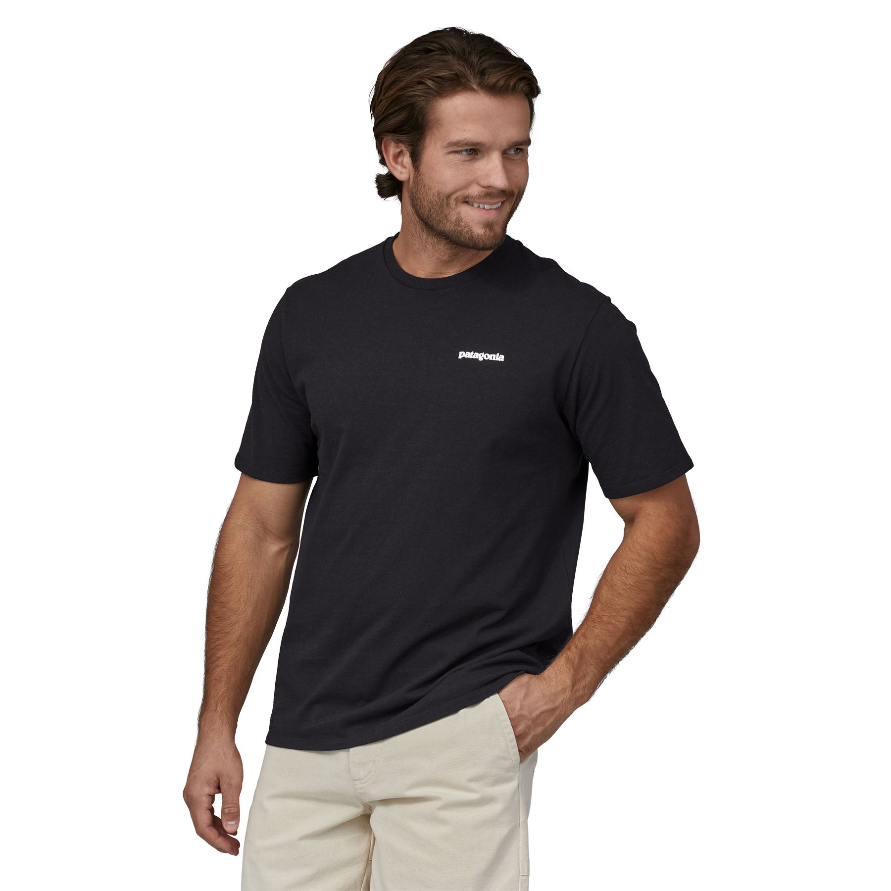 Hombre usando la camiseta negra Patagonia Men's P-6 Logo Responsibili-Tee, vista lateral izquierda.