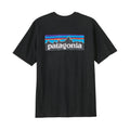 Camiseta negra Patagonia Men's P-6 Logo Responsibili-Tee extendida, mostrando logotipo grande en la espalda.