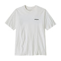 Camiseta Patagonia P-6 Logo Responsibili-Tee en color blanco (Fiber White), vista frontal en plano cenital con el pequeño logotipo Patagonia en el pecho y la etiqueta interior visible.