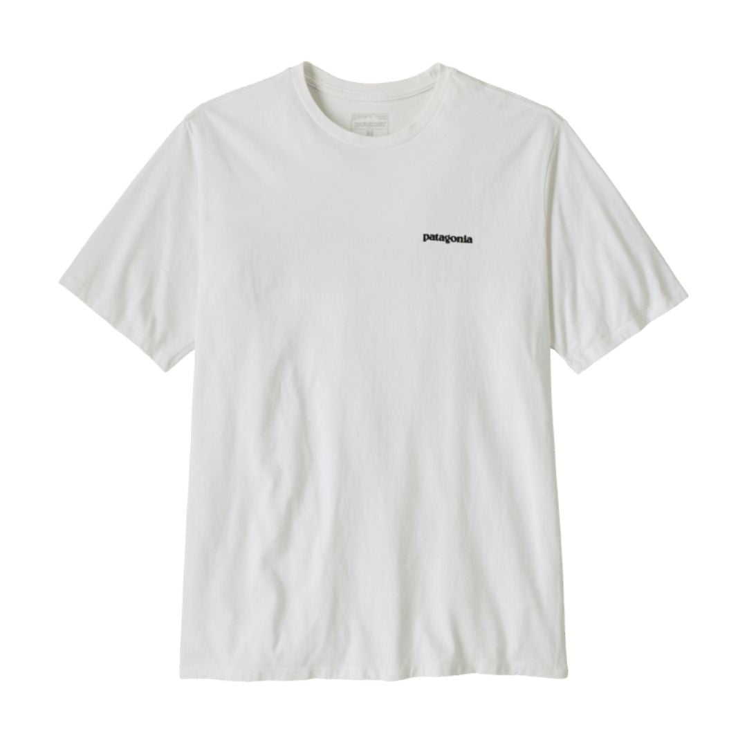 Camiseta Patagonia P-6 Logo Responsibili-Tee en color blanco (Fiber White), vista frontal en plano cenital con el pequeño logotipo Patagonia en el pecho y la etiqueta interior visible.