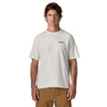 Camiseta Patagonia P-6 Logo Responsibili-Tee en color blanco (Fiber White), modelo visto de frente luciendo el pequeño logotipo Patagonia bordado en el pecho izquierdo.