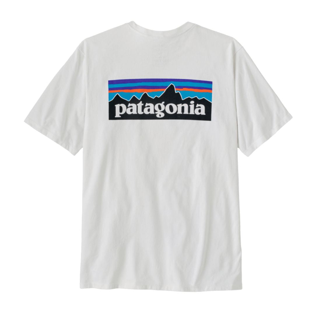 Camiseta Patagonia P-6 Logo Responsibili-Tee en color blanco (Fiber White), vista trasera en plano cenital mostrando el estampado P-6 completo sobre el algodón orgánico.