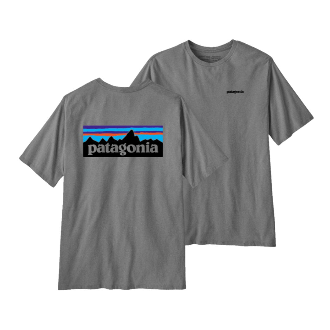 Camiseta Patagonia P-6 Logo Responsibili-Tee en color gris jaspeado (Gravel Heather), plano doble con la vista trasera del estampado P-6 a la izquierda y la vista frontal lisa a la derecha.