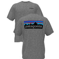 Camiseta Patagonia P-6 Logo Responsibili-Tee en color gris jaspeado (Gravel Heather), composición con ambas caras: el logotipo pequeño delantero y el estampado P-6 trasero superpuestos.