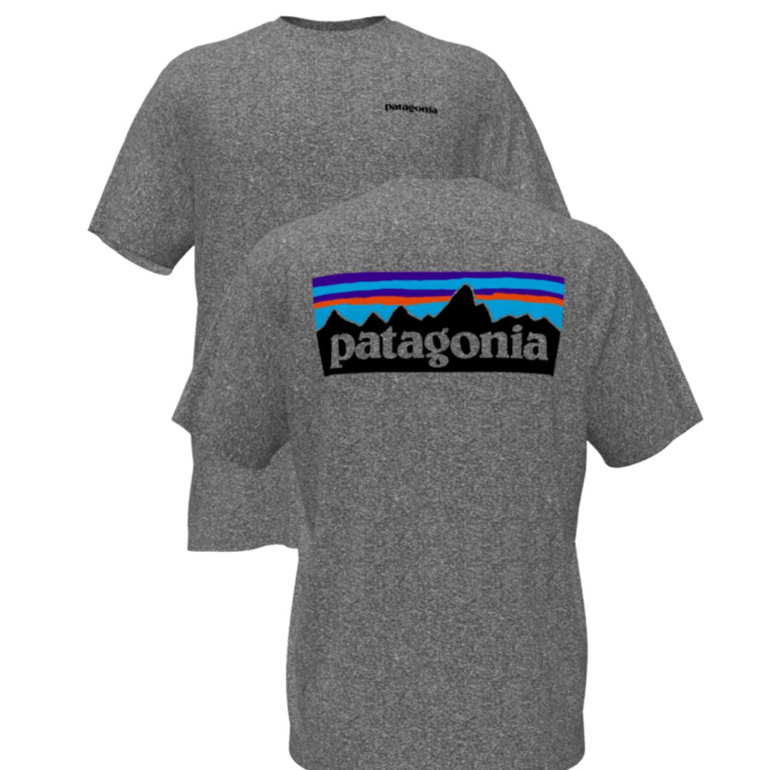 Camiseta Patagonia P-6 Logo Responsibili-Tee en color gris jaspeado (Gravel Heather), composición con ambas caras: el logotipo pequeño delantero y el estampado P-6 trasero superpuestos.