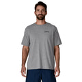 Camiseta Patagonia P-6 Logo Responsibili-Tee en color gris jaspeado (Gravel Heather), modelo visto de frente luciendo el pequeño logotipo Patagonia bordado en el pecho izquierdo.