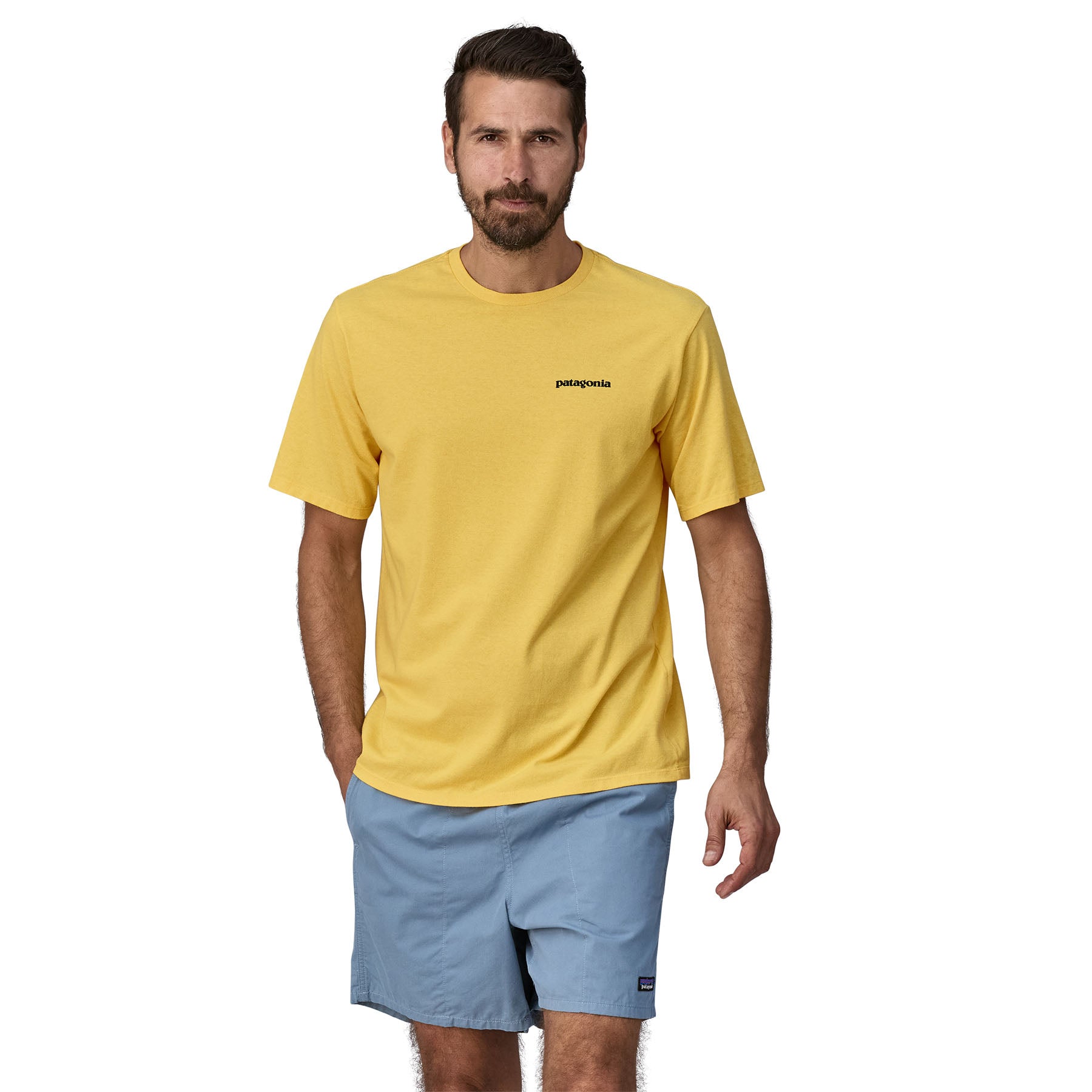 Hombre usando la camiseta amarilla Patagonia Men's P-6 Logo Responsibili-Tee, vista frontal.