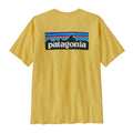 Camiseta amarilla Patagonia Men's P-6 Logo Responsibili-Tee extendida, mostrando logotipo grande en la espalda.