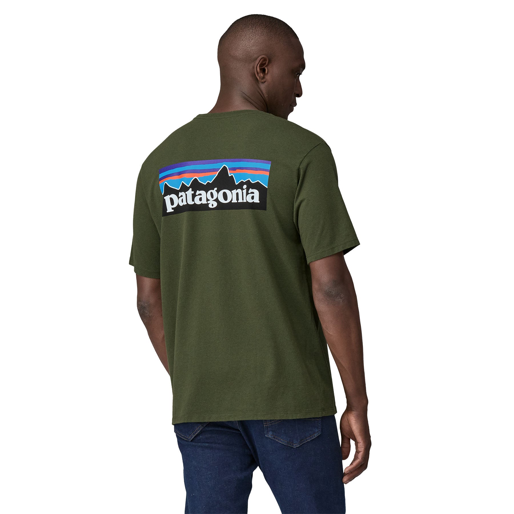 Hombre usando la camiseta verde Patagonia Men's P-6 Logo Responsibili-Tee, vista trasera con logotipo en la espalda.