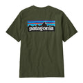 Camiseta verde pino Patagonia Men's P-6 Logo Responsibili-Tee extendida, mostrando logotipo grande en la espalda.