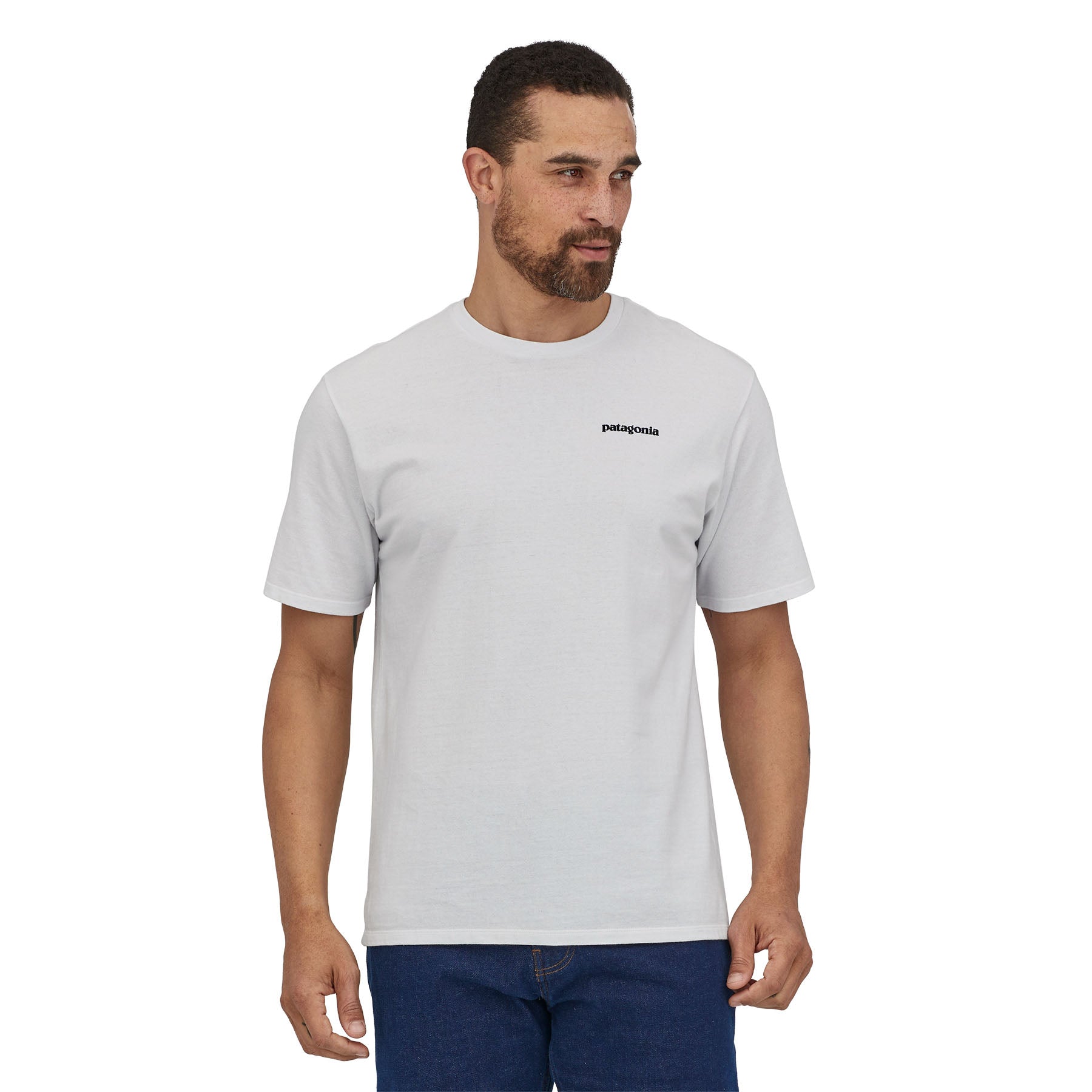 Hombre usando la camiseta blanca Patagonia Men's P-6 Logo Responsibili-Tee, vista frontal.