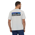 Hombre usando la camiseta blanca Patagonia Men's P-6 Logo Responsibili-Tee, vista trasera con logotipo en la espalda.