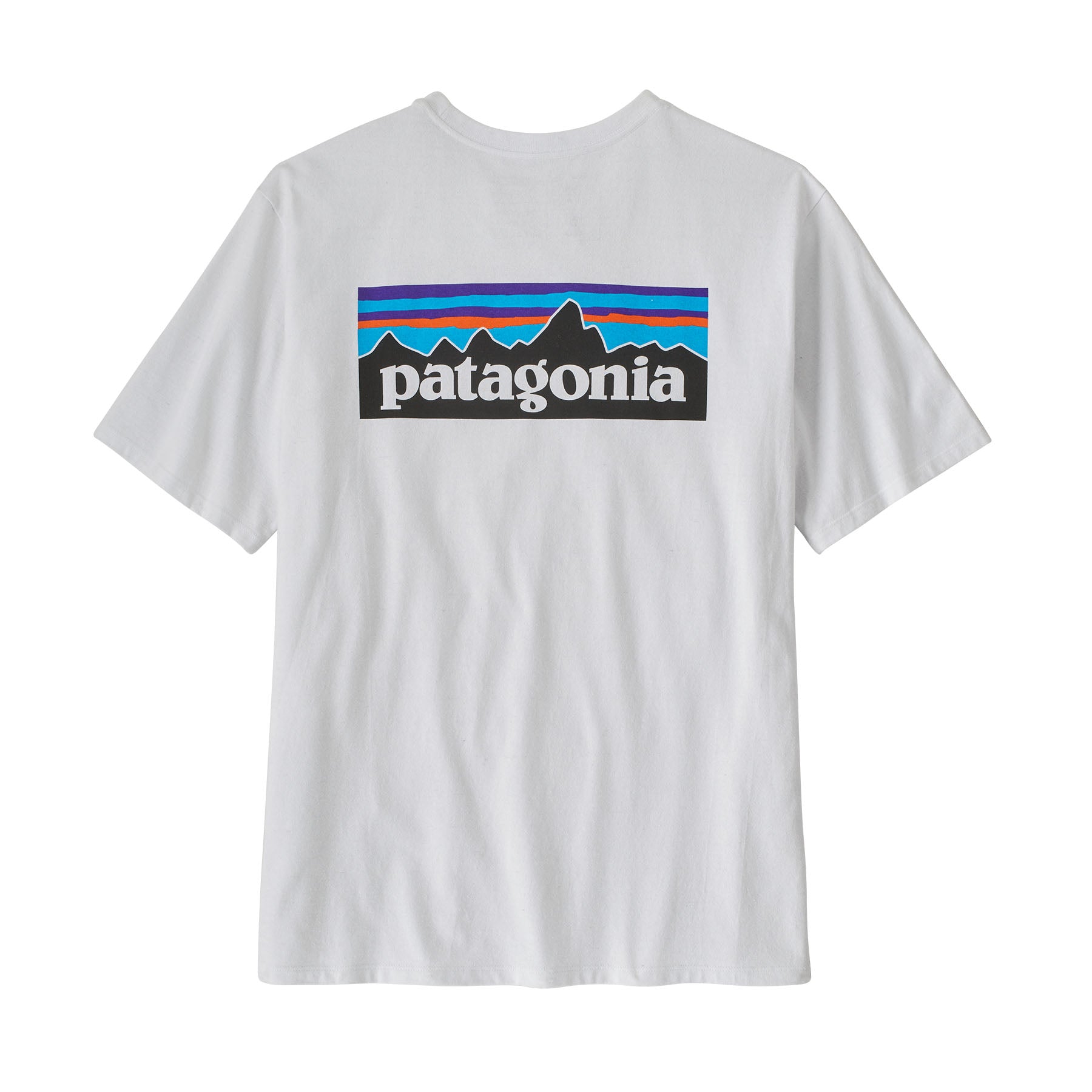 Camiseta blanca Patagonia Men's P-6 Logo Responsibili-Tee extendida, mostrando logotipo grande en la espalda.