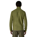 Patagonia Men's R1 Air Fleece Jacket en color caper green, vista trasera con modelo, mostrando el tejido jacquard en zigzag de poliéster reciclado, costuras off-shoulder descentradas y ribete tejido en el bajo.