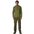 Patagonia Men's R1 Air Fleece Jacket en color caper green, vista frontal completa con modelo en look outdoor, combinada con pantalón técnico verde oscuro y zapatillas de aproximación.