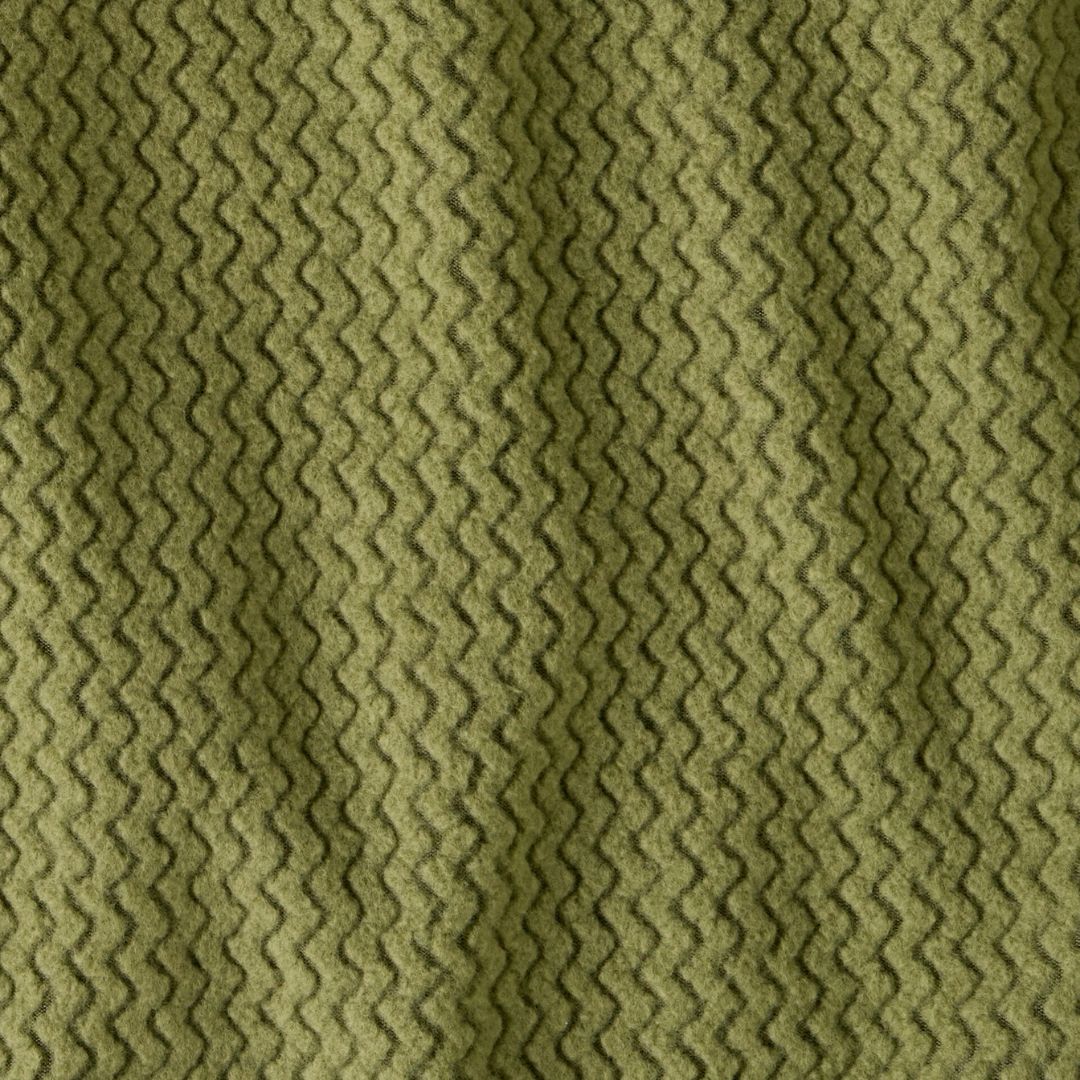 Patagonia Men's R1 Air Fleece Jacket en color caper green, detalle macro del tejido jacquard en zigzag de poliéster 100% reciclado con hilos de núcleo hueco que maximizan la transpirabilidad y el secado rápido.