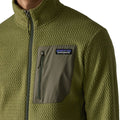 Patagonia Men's R1 Air Fleece Jacket en color caper green, detalle del bolsillo pectoral izquierdo con panel en tejido liso verde oliva, cremallera con tirador, etiqueta Patagonia bordada y cremallera completa frontal.