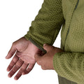 Patagonia Men's R1 Air Fleece Jacket en color caper green, detalle del puño con ribete tejido de secado rápido en verde oliva que mejora el ajuste y la durabilidad, sobre tejido jacquard en zigzag de poliéster reciclado.