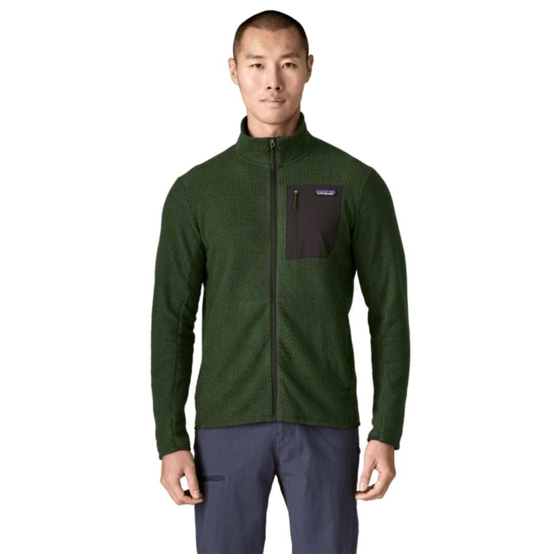 Chaqueta polar Patagonia R1 Air Fleece en color verde (Treeline Green), modelo visto de frente luciendo el cierre completo, el bolsillo de pecho y el cuello alto.