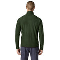 Chaqueta polar Patagonia R1 Air Fleece en color verde (Treeline Green), modelo visto de espaldas mostrando la textura de punto grueso y el cuello alto con cremallera.