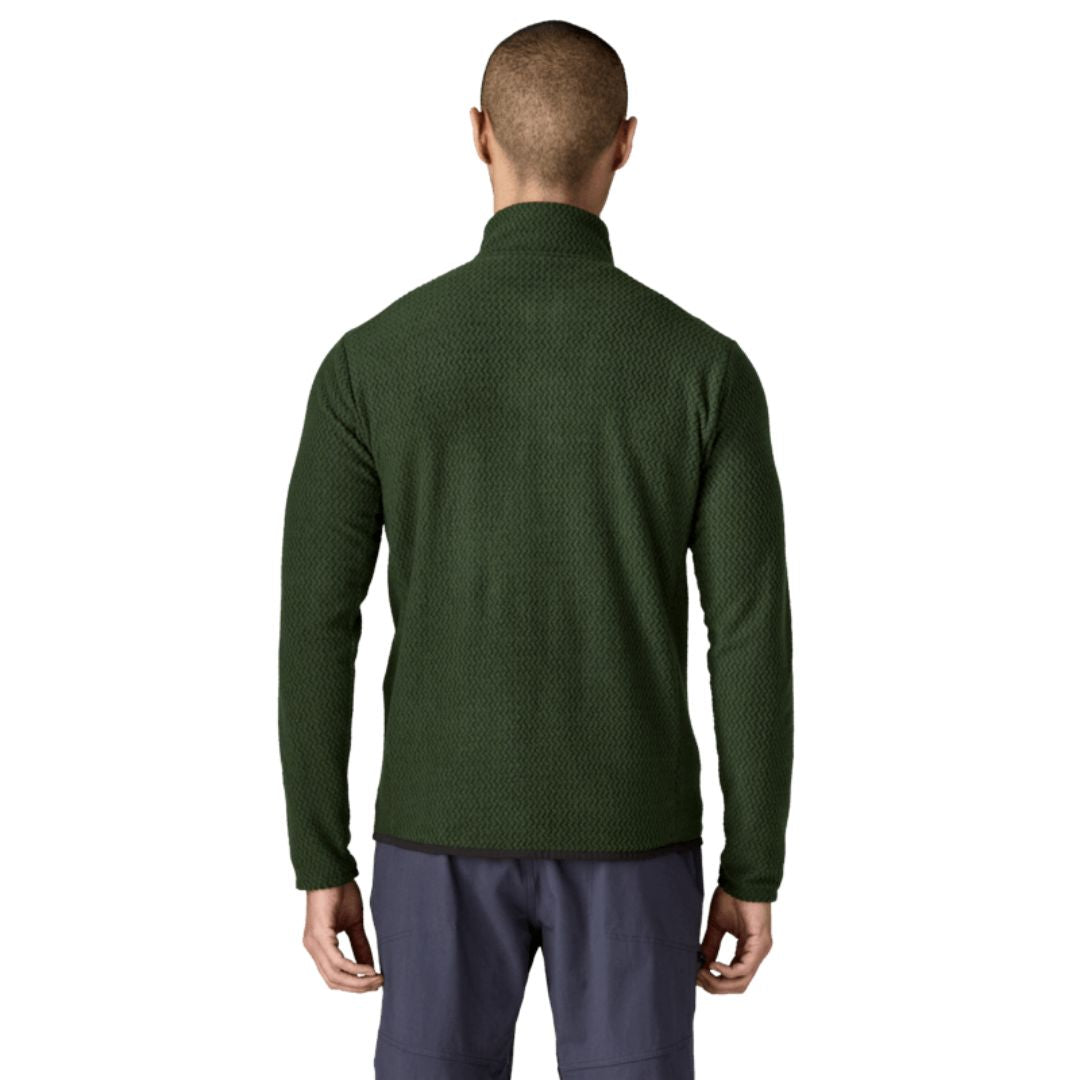 Chaqueta polar Patagonia R1 Air Fleece en color verde (Treeline Green), modelo visto de espaldas mostrando la textura de punto grueso y el cuello alto con cremallera.