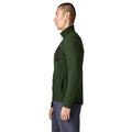 Chaqueta polar Patagonia R1 Air Fleece en color verde (Treeline Green), vista lateral del modelo mostrando el bolsillo de pecho con cremallera y el cierre frontal completo.