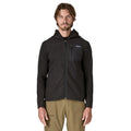 Patagonia Men's R1 Air Full-Zip Hoody en color negro, vista frontal con modelo, capucha baja sobre los hombros, cremallera completa abierta, bolsillo pectoral izquierdo con panel en tejido liso y etiqueta Patagonia en azul y morado.