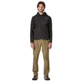 Patagonia Men's R1 Air Full-Zip Hoody en color negro, vista frontal completa con modelo, mostrando cremallera completa, capucha, bolsillo con cremallera en el pecho izquierdo con panel liso y etiqueta Patagonia visible.