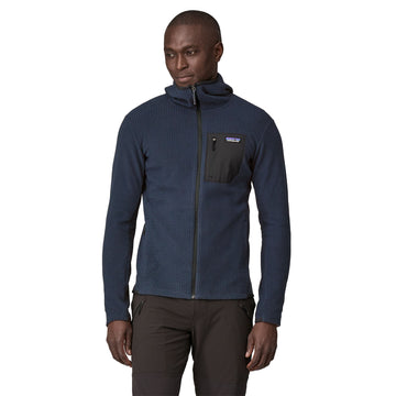 Hombre vistiendo el Patagonia Men's R1® Air Full-Zip Hoody en color New Navy, vista frontal.