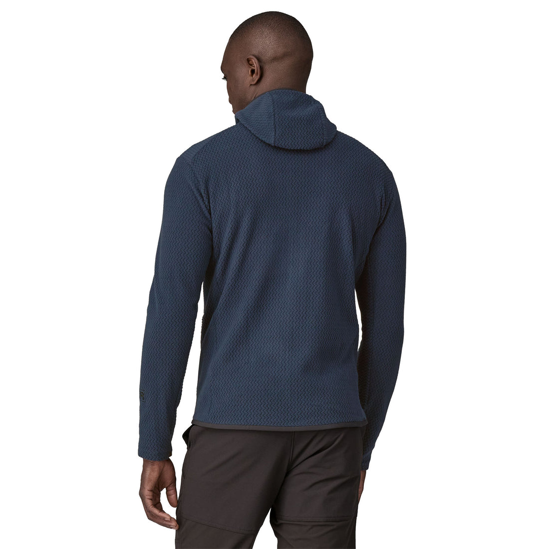 Hombre vistiendo el Patagonia Men's R1® Air Full-Zip Hoody en color New Navy, vista frontal.