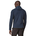 Hombre vistiendo el Patagonia Men's R1® Air Full-Zip Hoody en color New Navy, vista trasera.