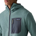 Patagonia Men's R1 Air Full-Zip Hoody, detalle del bolsillo pectoral izquierdo con panel en tejido liso, cremallera con tirador, etiqueta Patagonia y capucha ceñida con ribete interior contrastado.