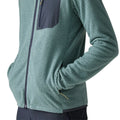 Patagonia Men's R1 Air Full-Zip Hoody, detalle lateral del bajo y la manga, mostrando el tejido jacquard en zigzag de poliéster reciclado, el ribete tejido en el bajo y el bolsillo delantero con cremallera minimalista.