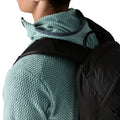 Patagonia Men's R1 Air Full-Zip Hoody con mochila sobre los hombros, detalle de las costuras off-shoulder descentradas que evitan roces con las correas de la mochila, y tejido jacquard en zigzag de poliéster reciclado.