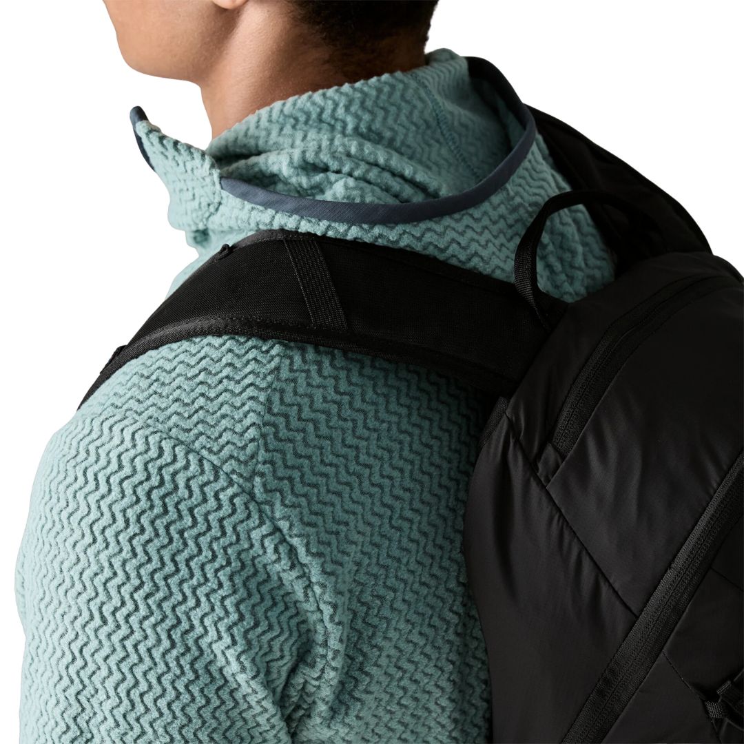 Patagonia Men's R1 Air Full-Zip Hoody con mochila sobre los hombros, detalle de las costuras off-shoulder descentradas que evitan roces con las correas de la mochila, y tejido jacquard en zigzag de poliéster reciclado.