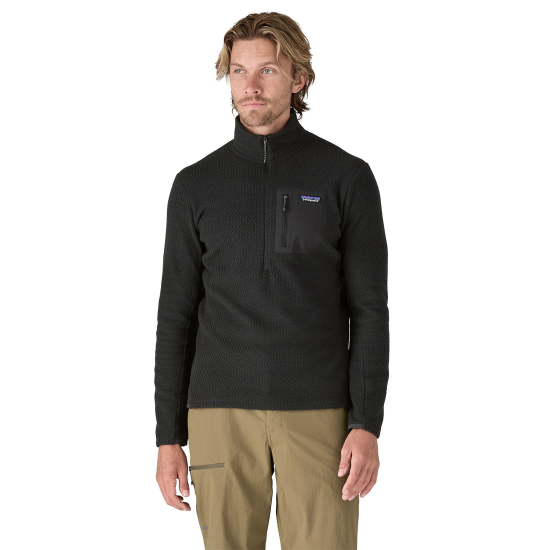 Hombre usando la Patagonia Men's R1® Air Zip-Neck en color negro, vista frontal, mostrando diseño y ajuste.